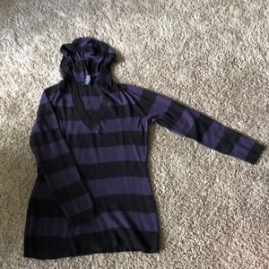 V-Neck Hooded New York & Company Sweater!